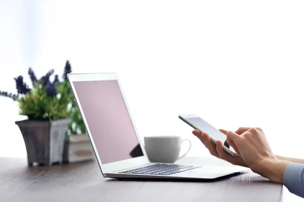 Handen van de vrouw met laptop — Stockfoto