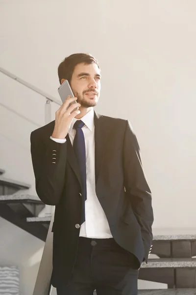 Homem de fato a falar no telemóvel — Fotografia de Stock