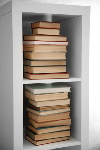 Bücherstapel im Regal — Stockfoto