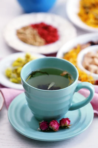 Ahşap arka plan aromatik kuru çay ile çay — Stok fotoğraf