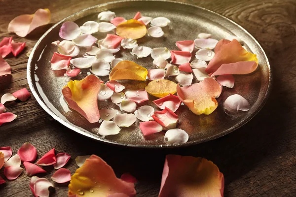 Лепестки роз в серебряной чаше — стоковое фото