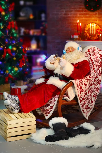 Santa Claus sitter med hörlurar — Stockfoto