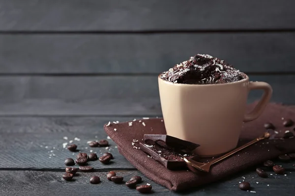 Pastel de fondant de chocolate en taza sobre fondo de madera — Foto de Stock