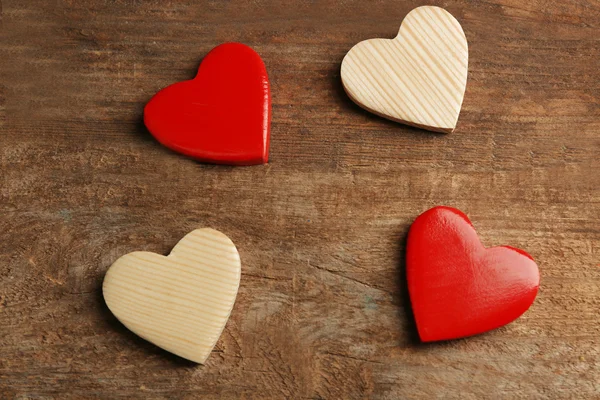 Corazones de madera sobre fondo rústico — Foto de Stock