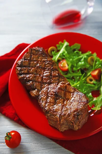 Gegrilde steak met plantaardige salade en wijn, close-up — Stockfoto