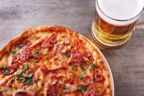 Sabrosa pizza y vaso de cerveza — Foto de Stock