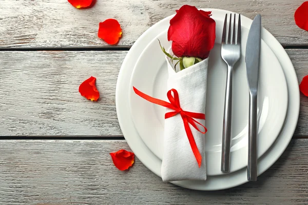 Fijación de mesa festiva para San Valentín sobre fondo de madera —  Fotos de Stock