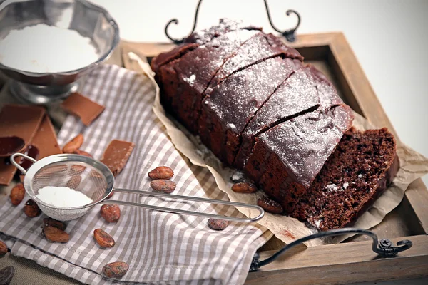 Pastel en rodajas de chocolate con glaseado y azúcar en polvo en una bandeja — Foto de Stock