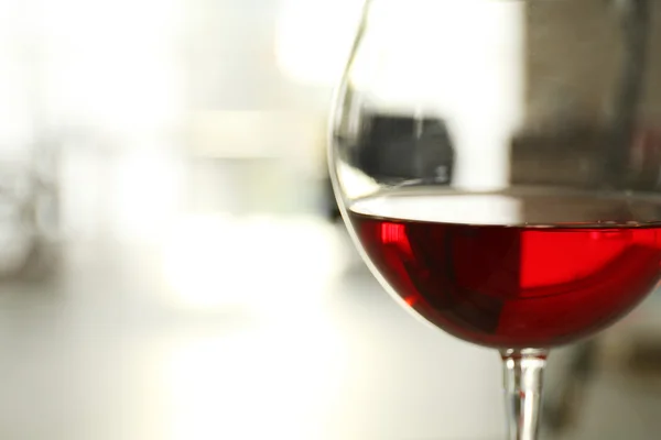 Copo de vinho tinto sobre fundo borrado — Fotografia de Stock