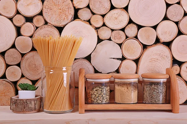 Spaghetti con spezie e pianta verde su fondo di legno — Foto Stock