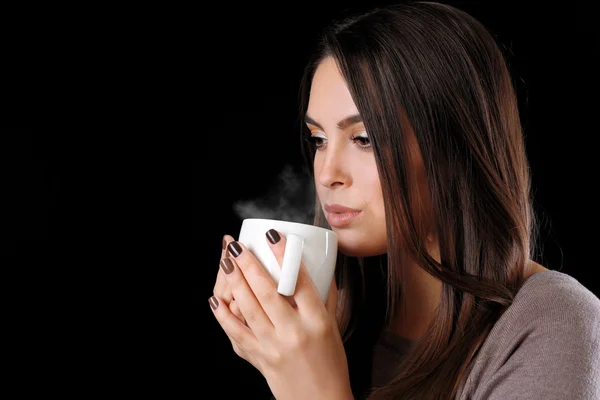 Ritratto di bella donna con tazza di caffè — Foto Stock