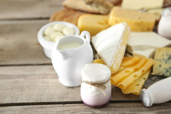 Set med färska mjölkprodukter på gamla träbord, närbild — Stockfoto