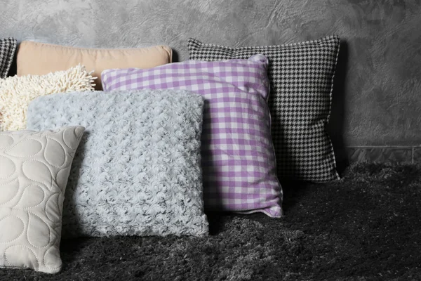 Декоративні подушки на сірому фоні — стокове фото