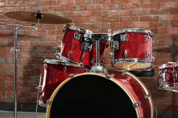Drum set op bakstenen muur achtergrond — Stockfoto