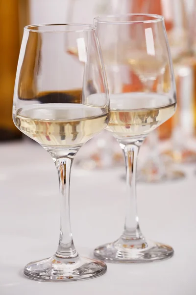Стаканы белого вина на столе крупным планом — стоковое фото