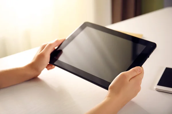 Handen met behulp van moderne tablet — Stockfoto