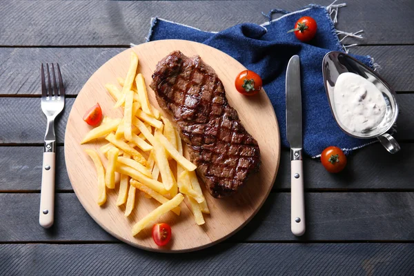 Filete a la parrilla con papas fritas, sal y tomates cherry, primer plano — Foto de Stock