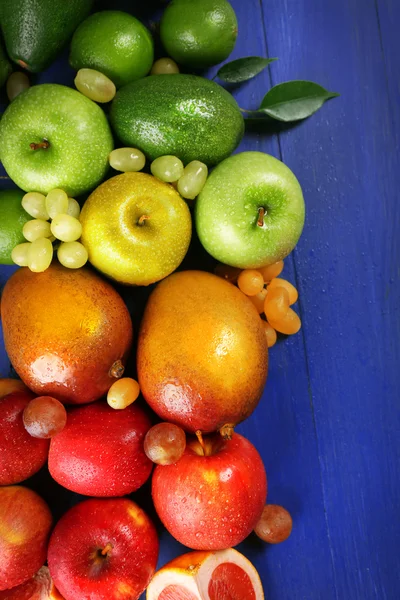 Frukt på mörkblå trä bakgrund — Stockfoto