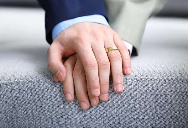 Homosexuella hålla varandra händer — Stockfoto