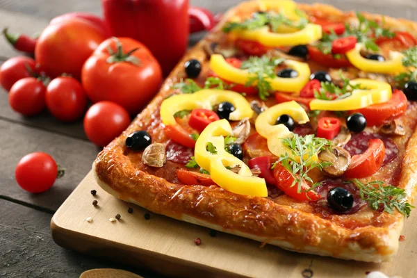 Rektangel läcker pizza — Stockfoto