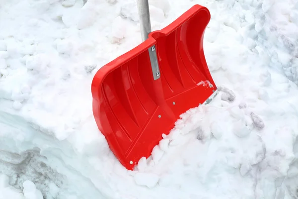 Της χειμερινής περιόδου. Κόκκινο φτυάρι για απομάκρυνση του χιονιού — Φωτογραφία Αρχείου