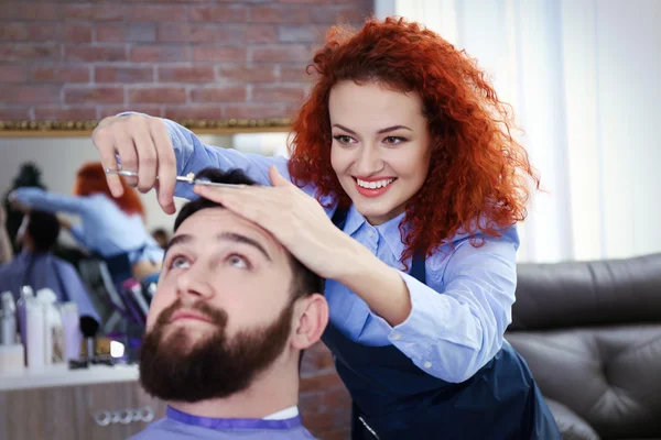 Homme visite salon de coiffure — Photo