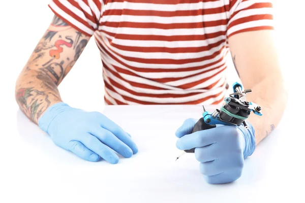 Tatuering master arbetar i medicinska engångshandskar — Stockfoto