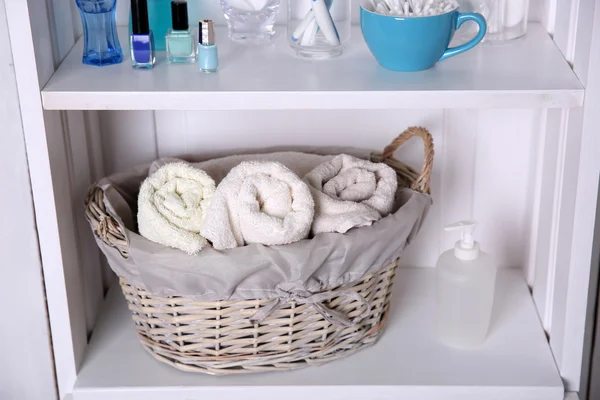 Ensemble salle de bain avec serviettes — Photo