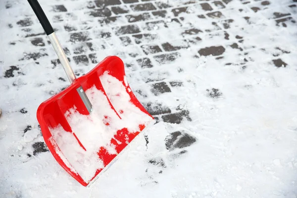 Kırmızı plastik kürek kar için — Stok fotoğraf