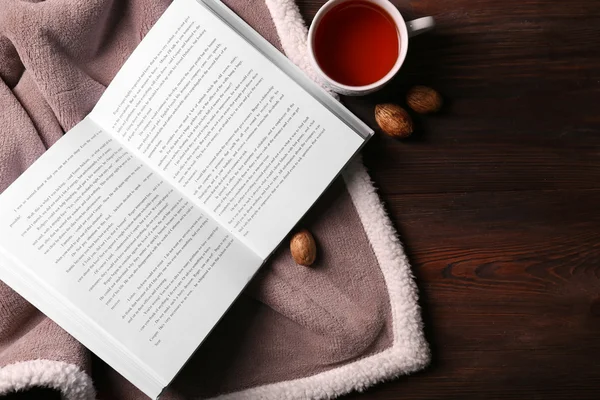 Açık kitap, çay, fındık