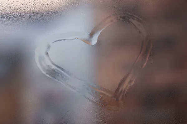 Corazón dibujado en ventana de cristal —  Fotos de Stock