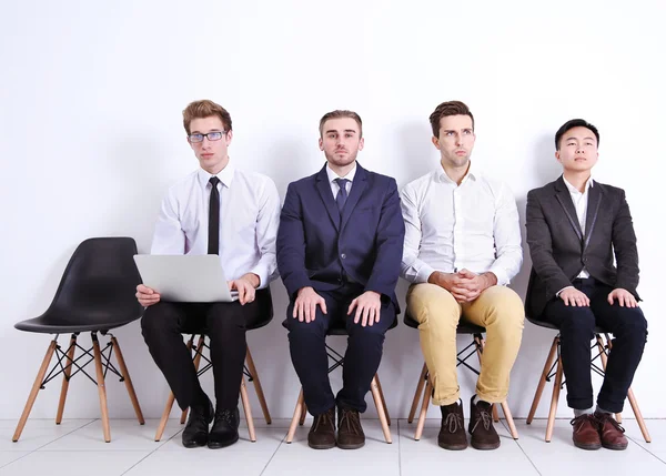Empresarios sentados en sillas — Foto de Stock