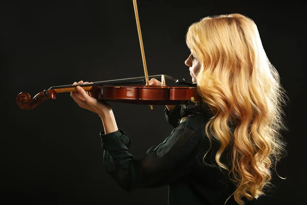 Músico toca violino — Fotografia de Stock