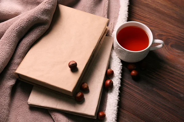 Boeken, kopje thee, hazelnoten — Stockfoto