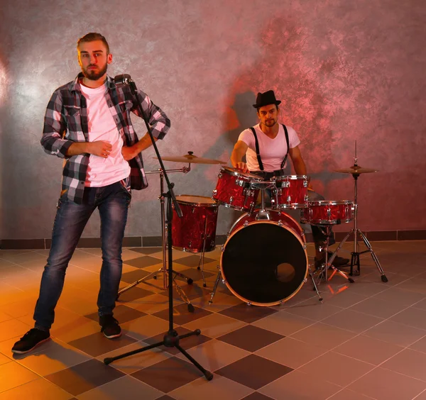 Musicians playing drums and singing songs — Stock Photo, Image