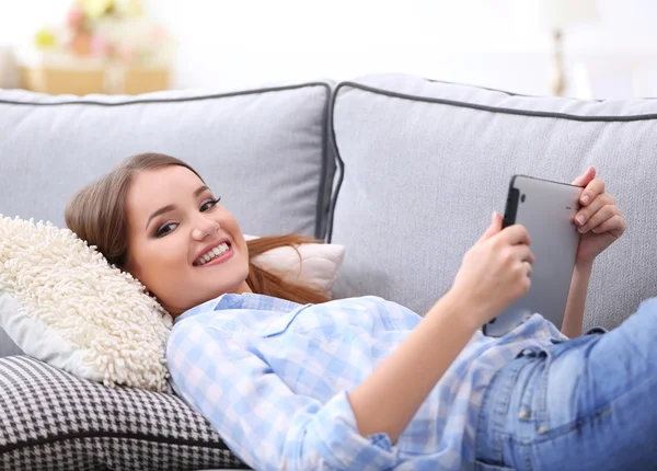 Mulher bonita com tablet — Fotografia de Stock