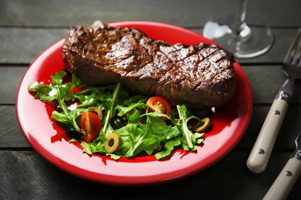 Gegrilde steak met plantaardige salade, close-up — Stockfoto