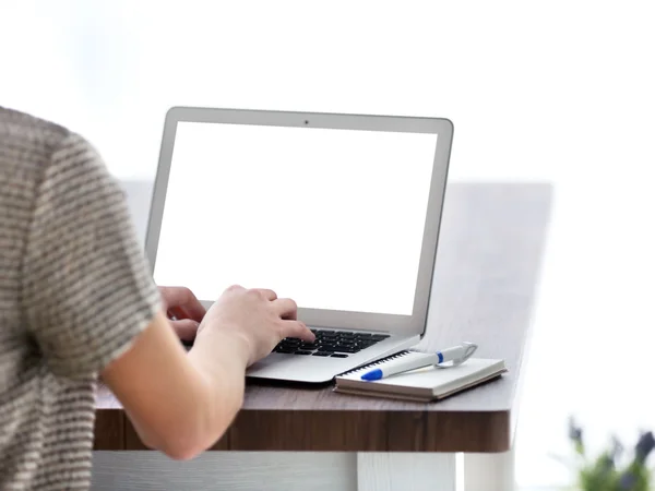 Mulher usando laptop — Fotografia de Stock