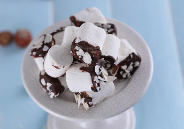 Tasty marshmallows with chocolate on plate, close up — Stock Photo, Image