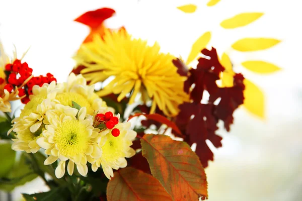 Hermoso ramo de otoño con flores de crisantemos, en alféizar de la ventana — Foto de Stock