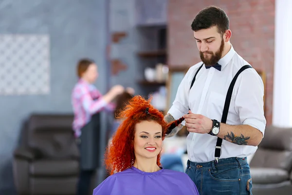 Beautiful girl visit hairdressing salon — Stock Photo, Image