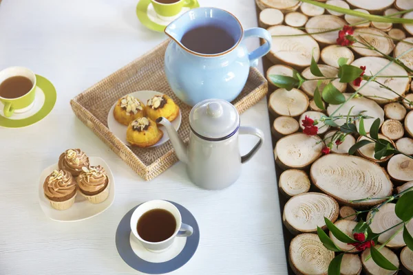 Чашки чаю та тортів на дерев'яному фоні — стокове фото