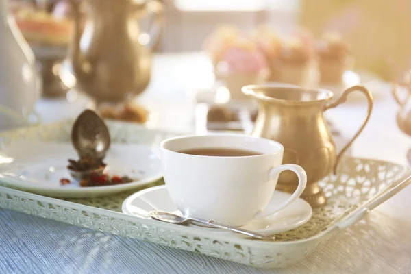 美味的茶和蛋糕在木桌子上，特写 — 图库照片