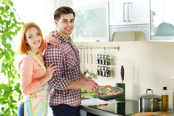 Jovem casal feliz cozinhar juntos — Fotografia de Stock