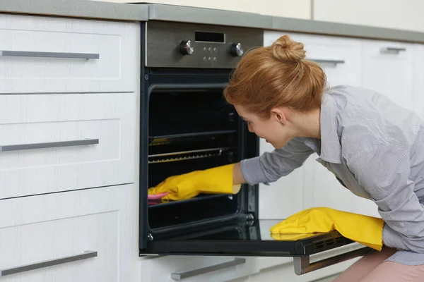 Young woman cleaning — Stock Photo, Image