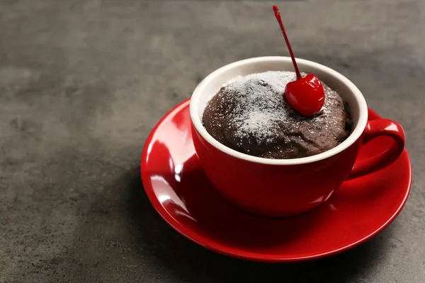 Kırmızı mug içinde çikolatalı kek — Stok fotoğraf