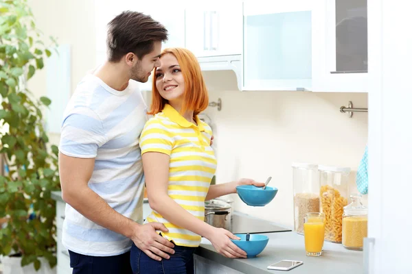 Couple prendre un petit déjeuner sain — Photo