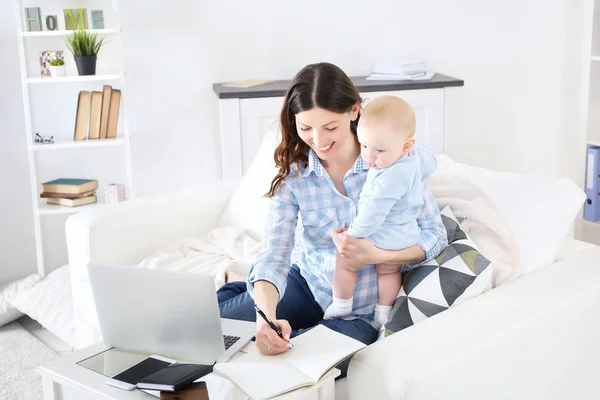 Vacker kvinna med baby pojke — Stockfoto