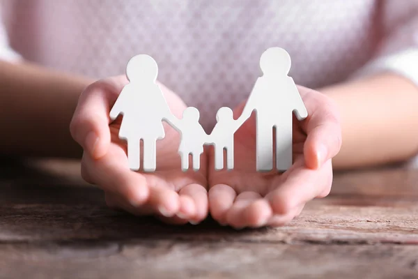 Mãos femininas segurando figuras familiares — Fotografia de Stock