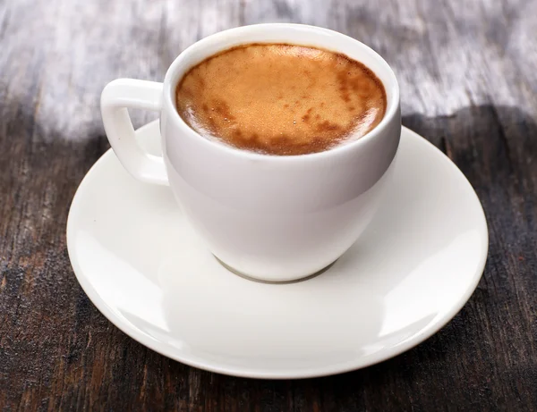 Secangkir kopi panas dengan latar belakang kayu pedesaan — Stok Foto